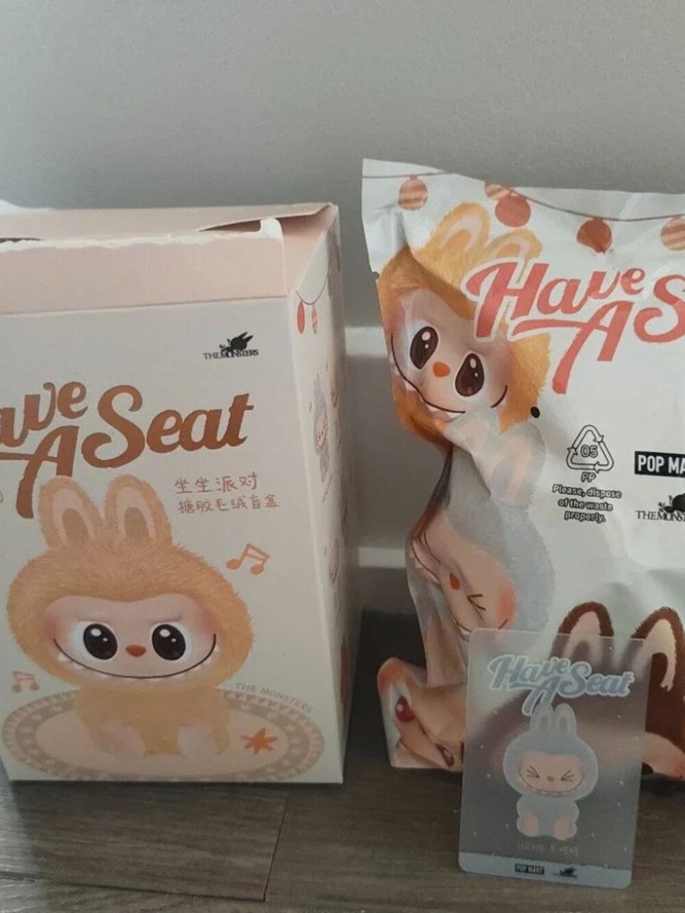 POP MART ~Have A Seat Labubu (HEHE)